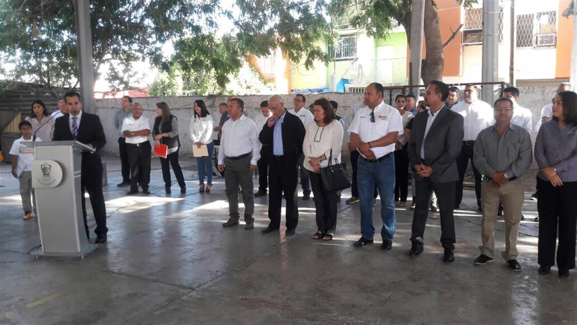 Regañan a funcionarios por llegar tarde a Lunes Cívico en Ahome