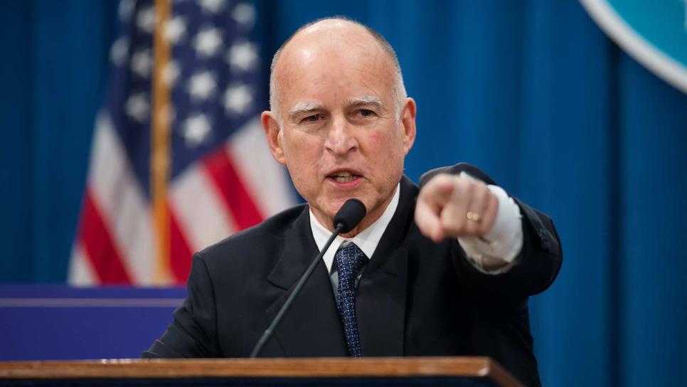 Gobernador dice a Trump que California construye puentes y no muros