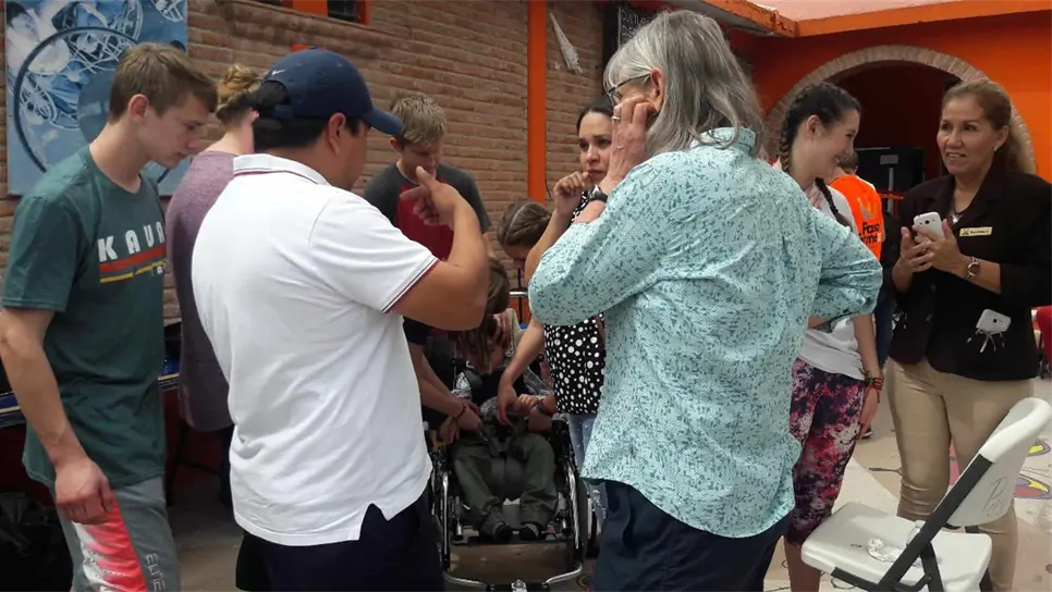 Fundación Road Wheels dona sillas de ruedas a niños de Paso Firme