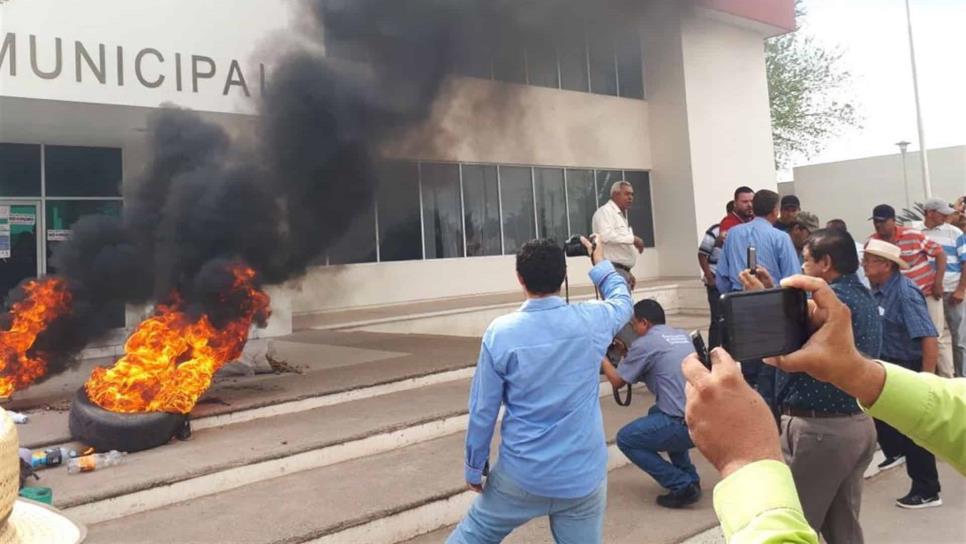 Arrojan e incendian basura frente a Palacio Municipal de Angostura