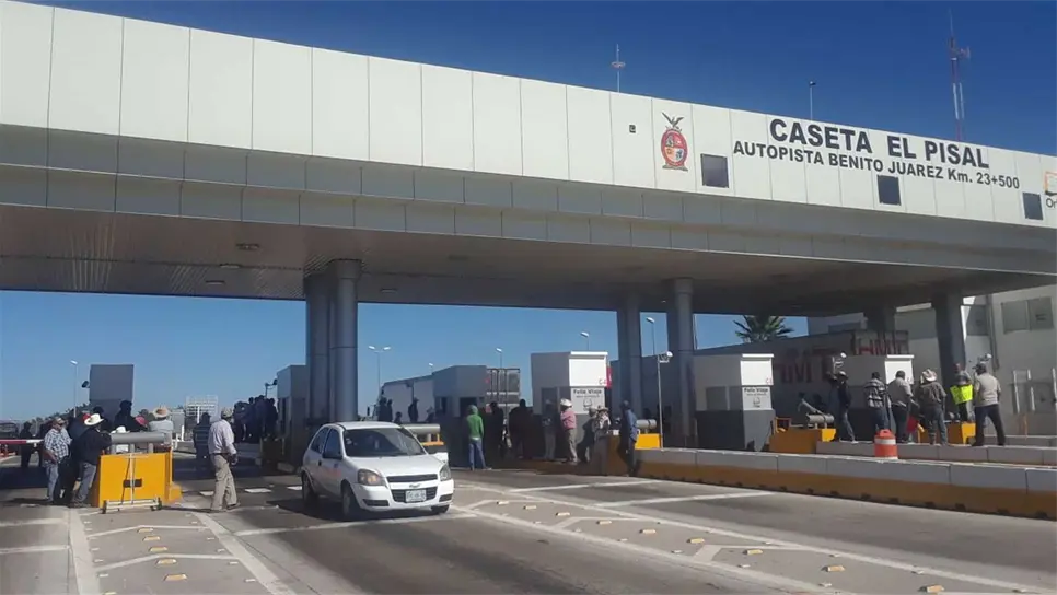 Toman productores caseta El Pisal y cambian frijol por peaje