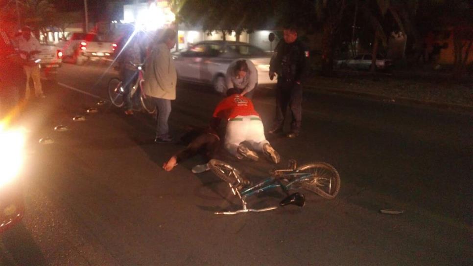 Mujer ciclista resulta lesionada tras ser embestida por un vehículo