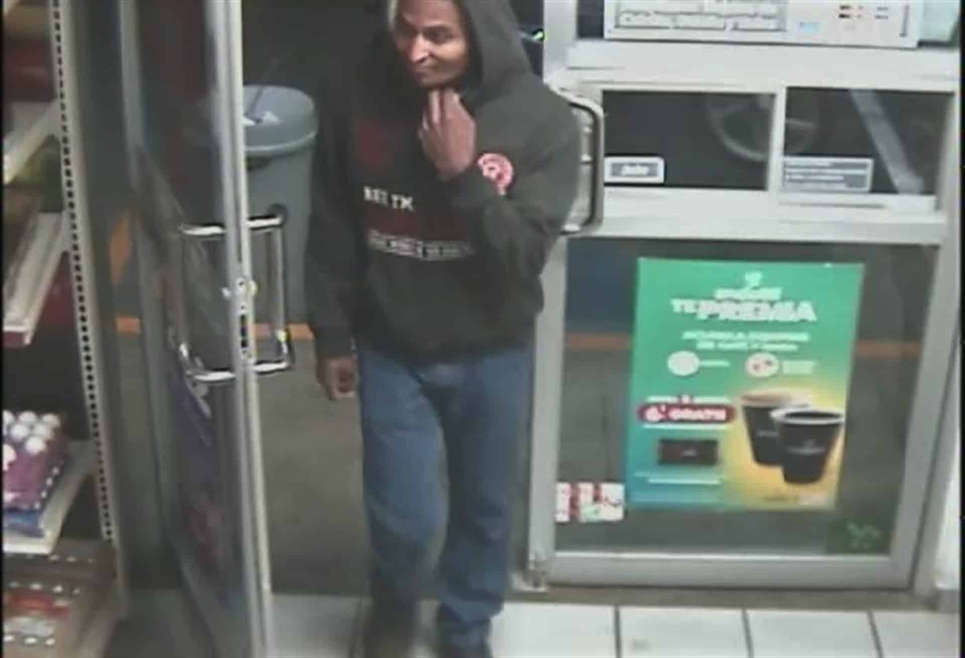 Captan en video a asaltante de oxxos, lleva 5 robos en el mes