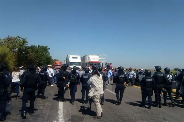 Policías bloquean carretera para impedir manifestación de productores Policías bloquean carretera para impedir manifestación de productores