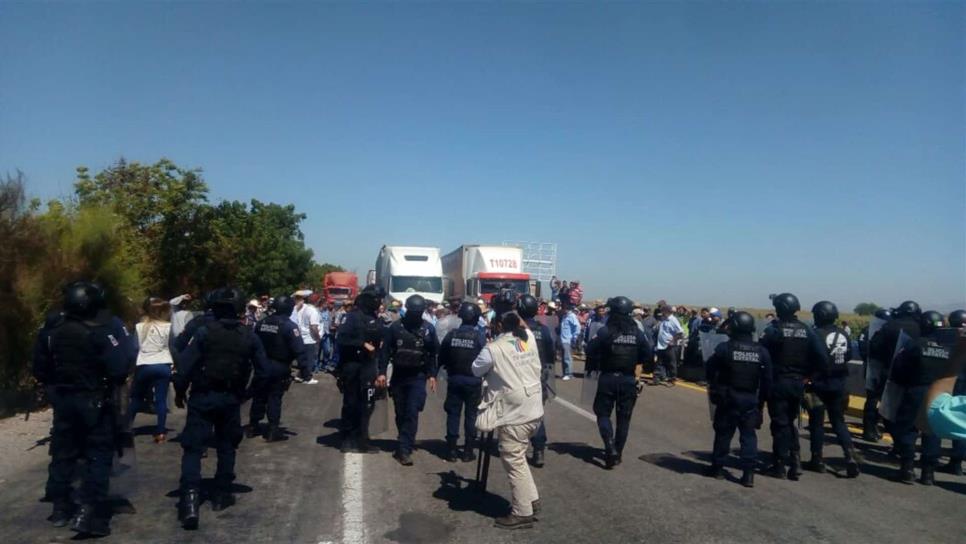 Policías bloquean carretera para impedir manifestación de productores