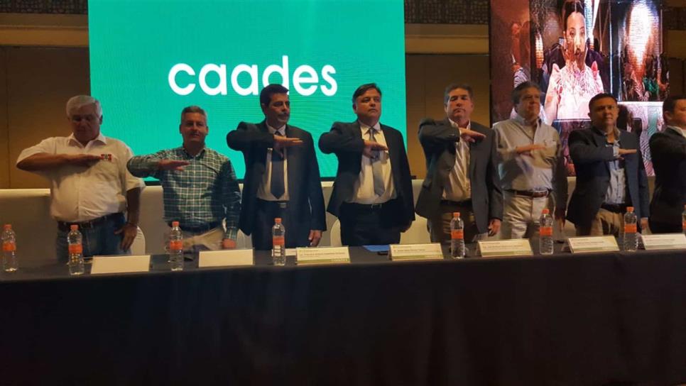 Ulises Robles rinde su segundo informe frente a CAADES