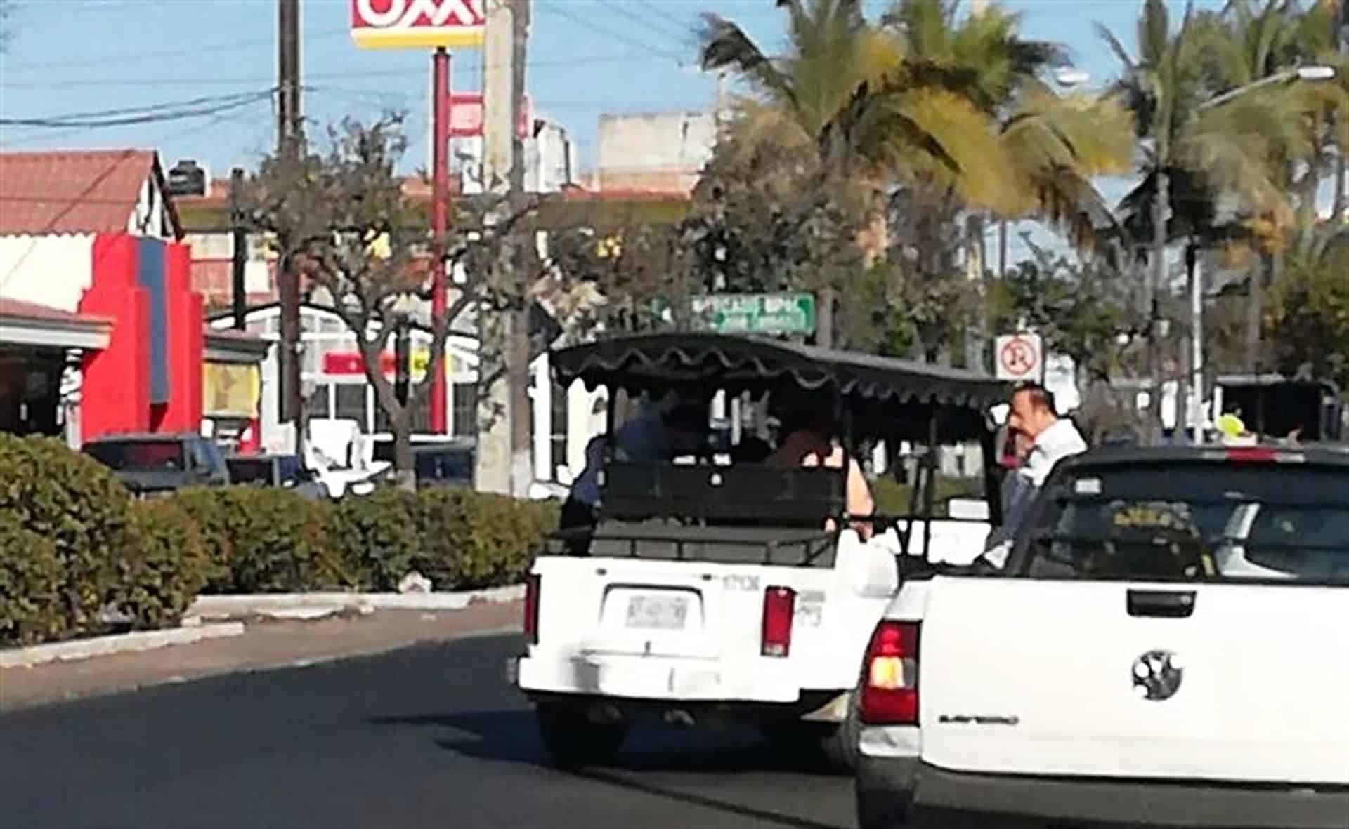 Senador Aarón Irízar arrolla moto con su camioneta y huye en pulmonía