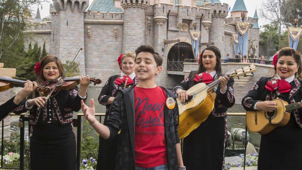 Voz de Miguel en “Coco” visita Disneylandia