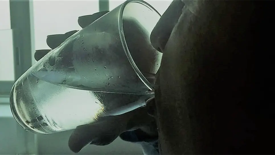 Recomiendan tomar agua natural para proteger al riñón