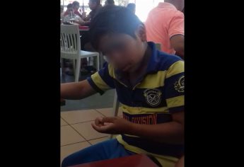 Circula en redes video de niño golpeado que pide dinero