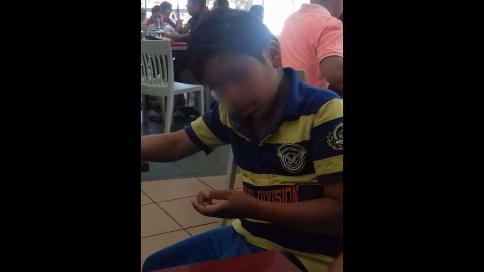 Circula en redes video de niño golpeado que pide dinero