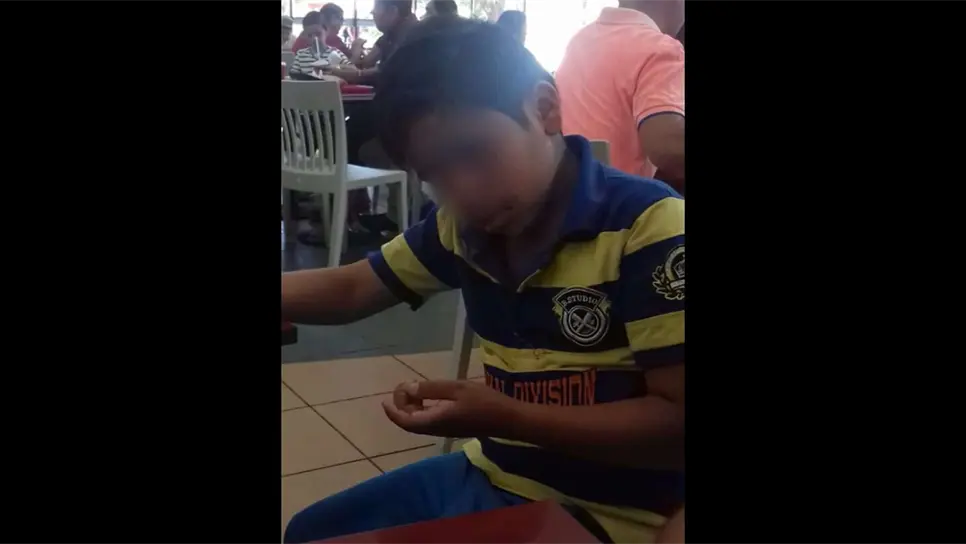 Circula en redes video de niño golpeado que pide dinero