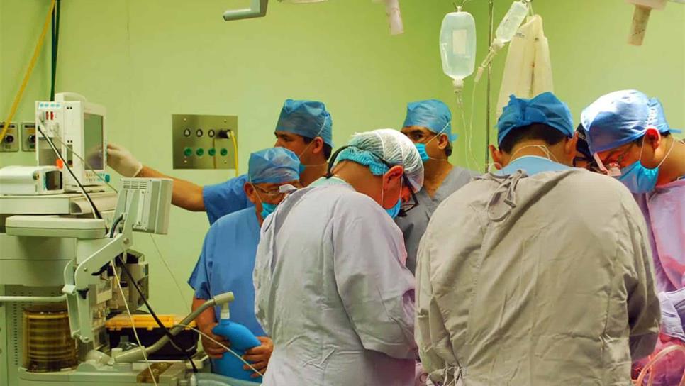 IMSS opera con éxito a niña que nació con órganos fuera del abdomen
