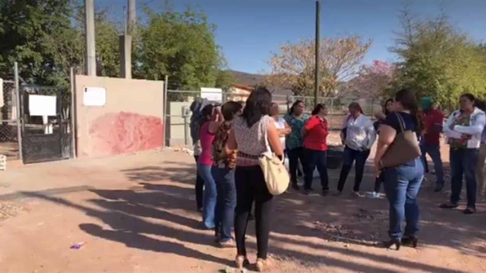 Toman escuela en El Carrizo; exigen cambio de directora