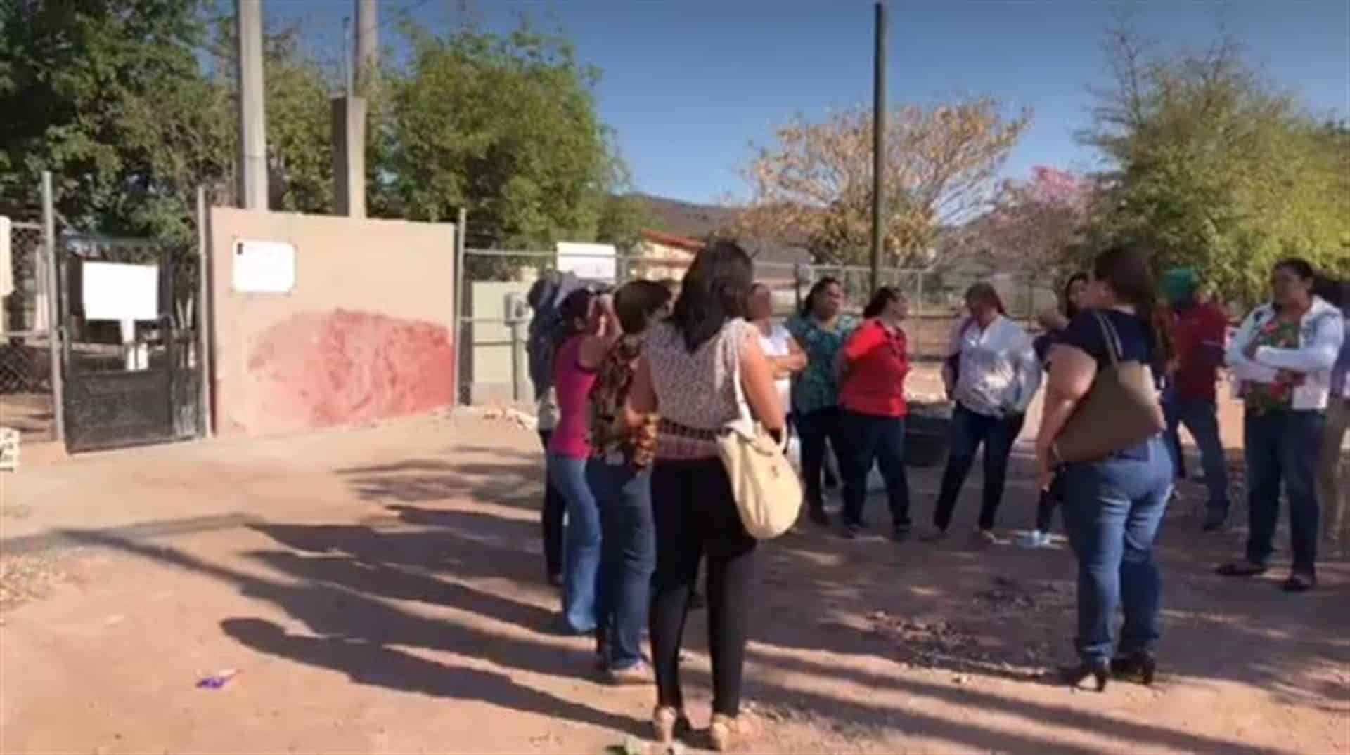 Toman escuela en El Carrizo; exigen cambio de directora