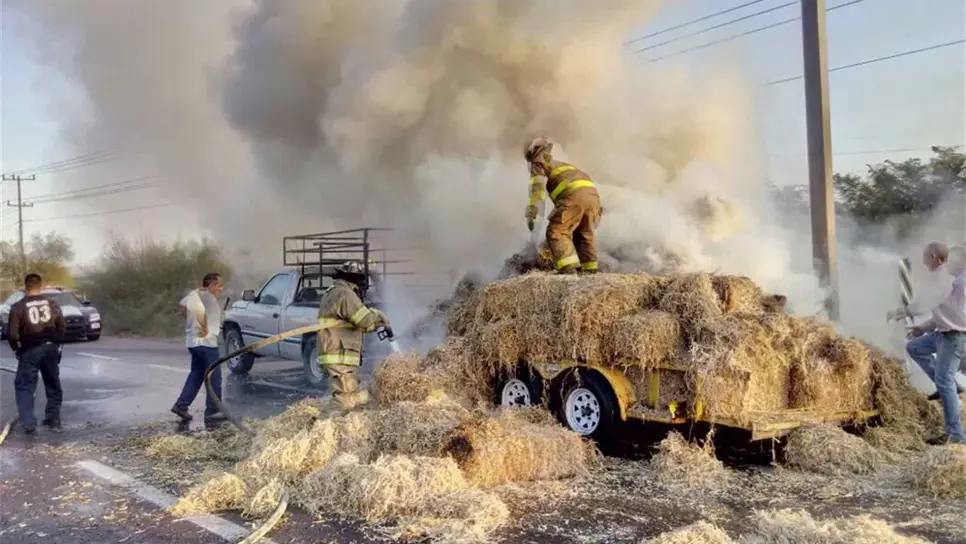 Se incendia remolque cargado de pacas en la México 15