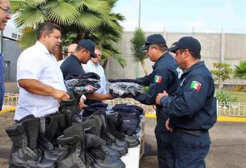 Dotan de uniformes a policías de Navolato