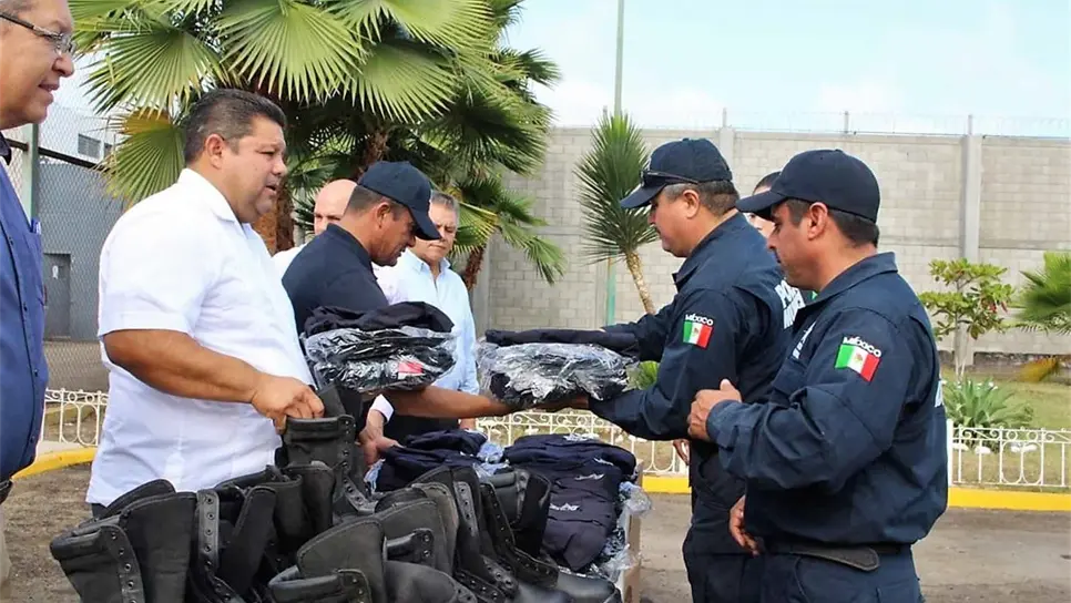 Dotan de uniformes a policías de Navolato