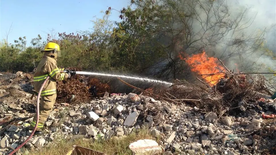 Cholos incendian llantas para vender alambre y ocasionan incendio