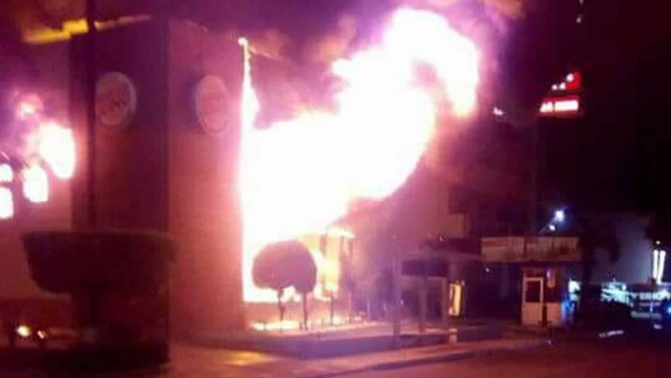 Fuego consume restaurante de comida rápida en Mazatlán