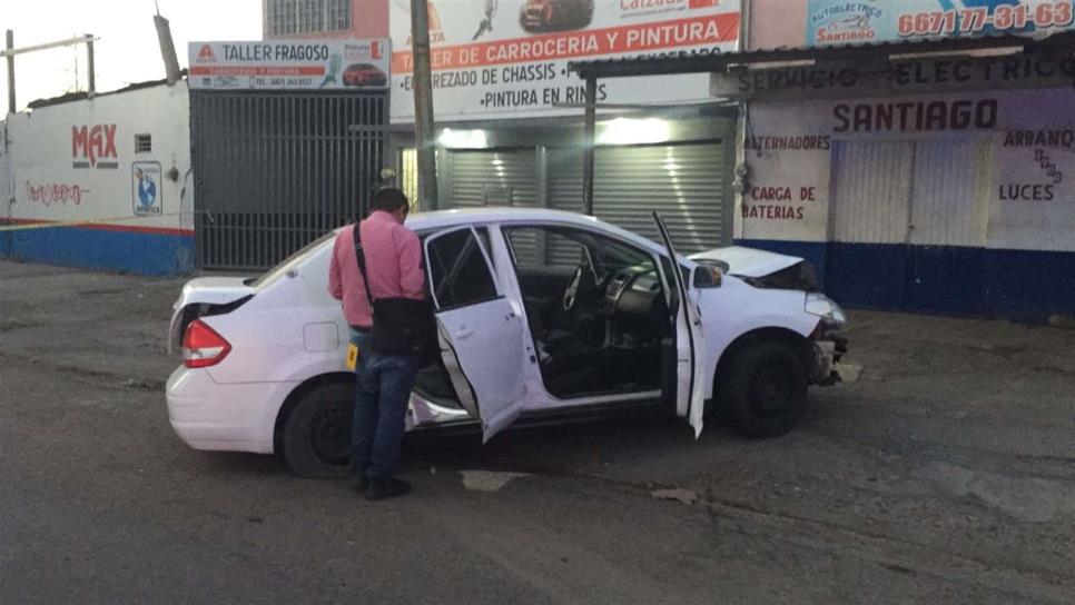Dejan vehículo baleado y chocado al sur de Culiacán