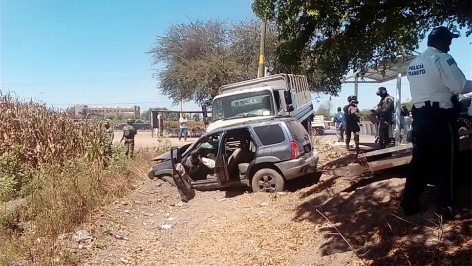 Marinos chocan contra camioneta conducida por adulto mayor en Navolato