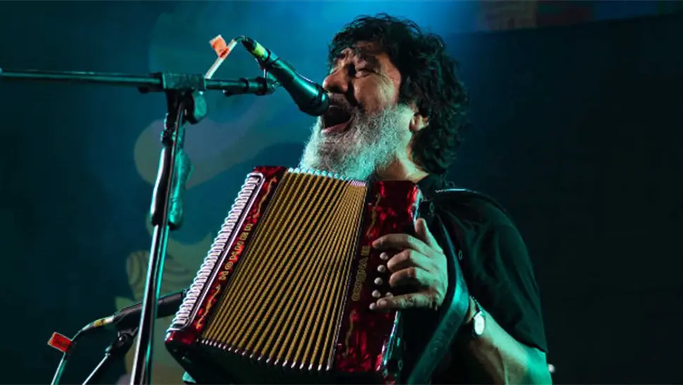 Vecino de Celso Piña lo despierta con sus cumbias