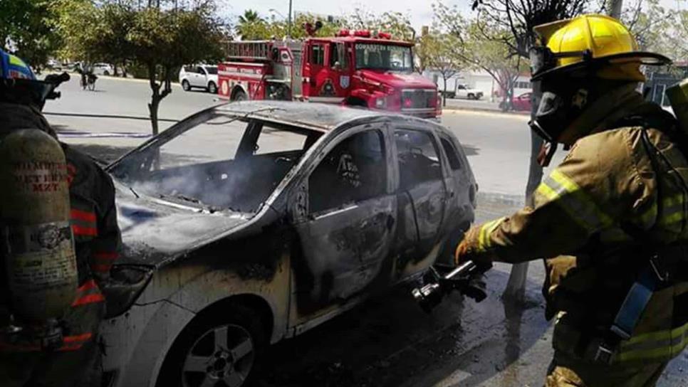 Arde vehículo y moviliza a Bomberos en Mazatlán