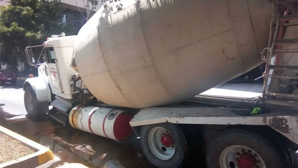 Revolvedora de cemento bloquea Malecón Viejo en Culiacán