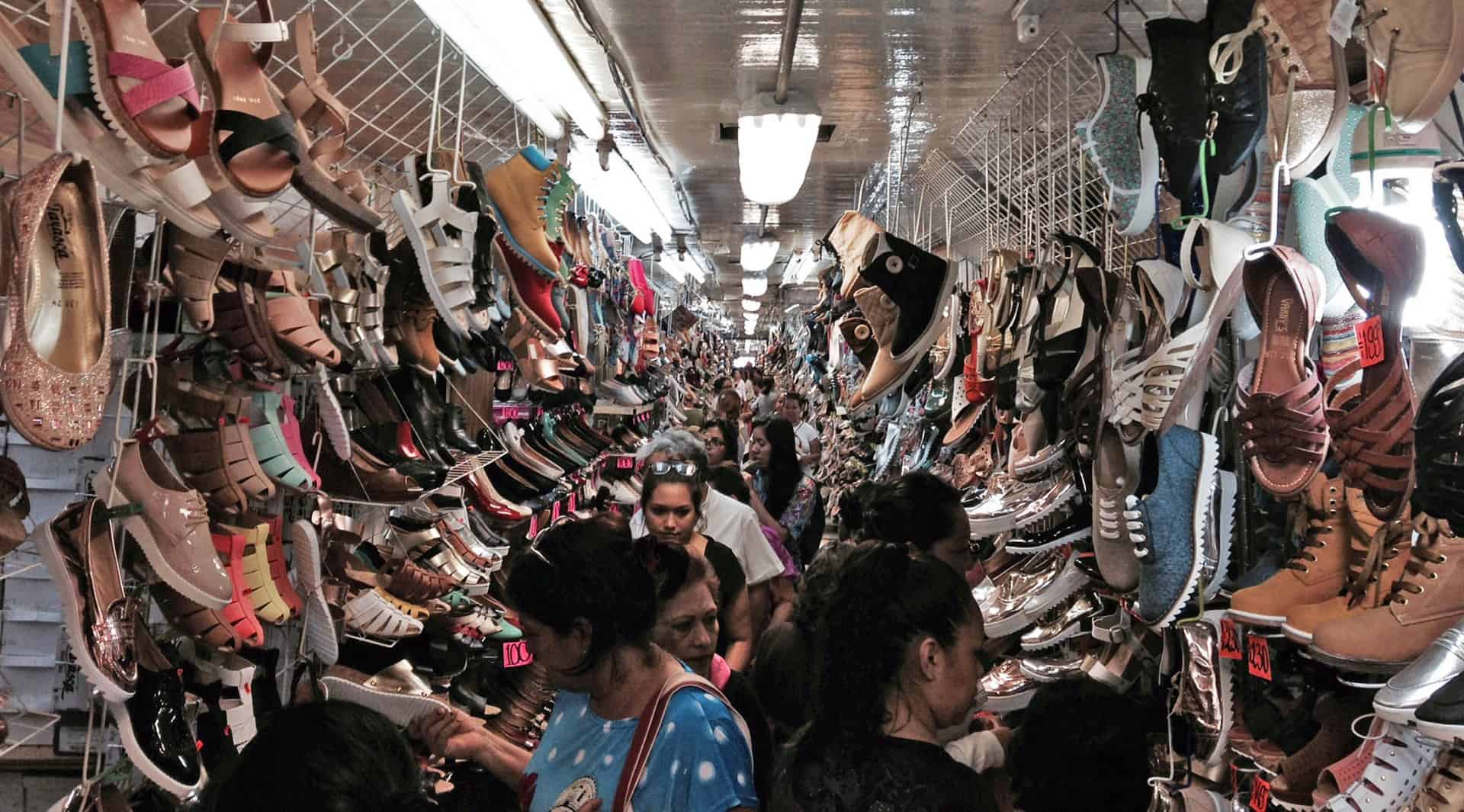 Mexicanos compran cinco pares de zapatos al año