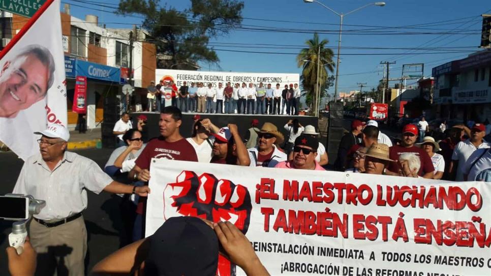 Maestros de la CNTE irrumpen en acto oficial del desfile del 1 de mayo