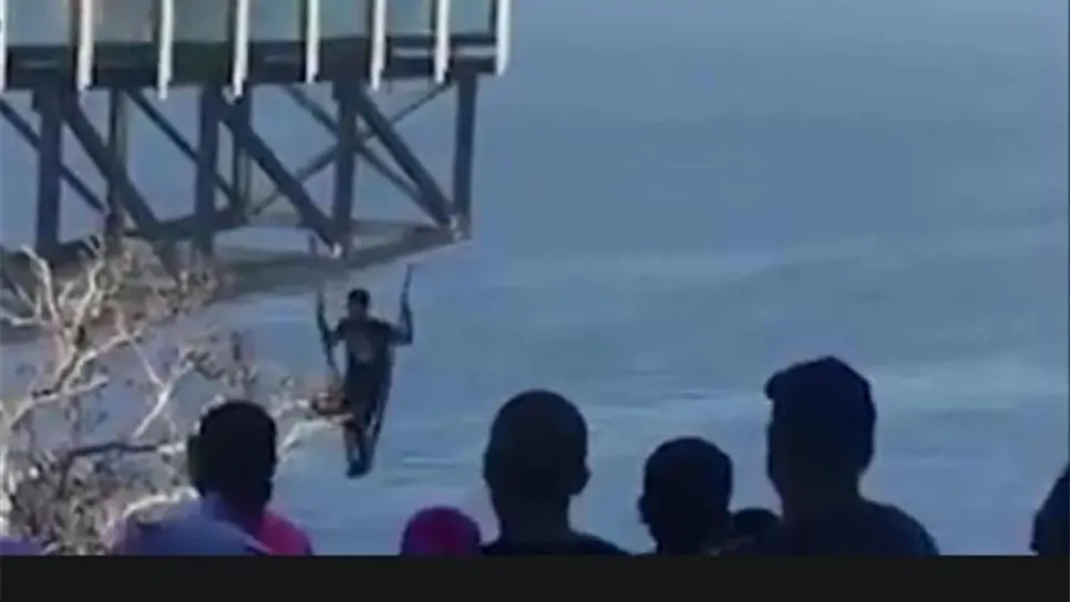 Arriesga su vida al superar reto sobre El Faro de Mazatlán