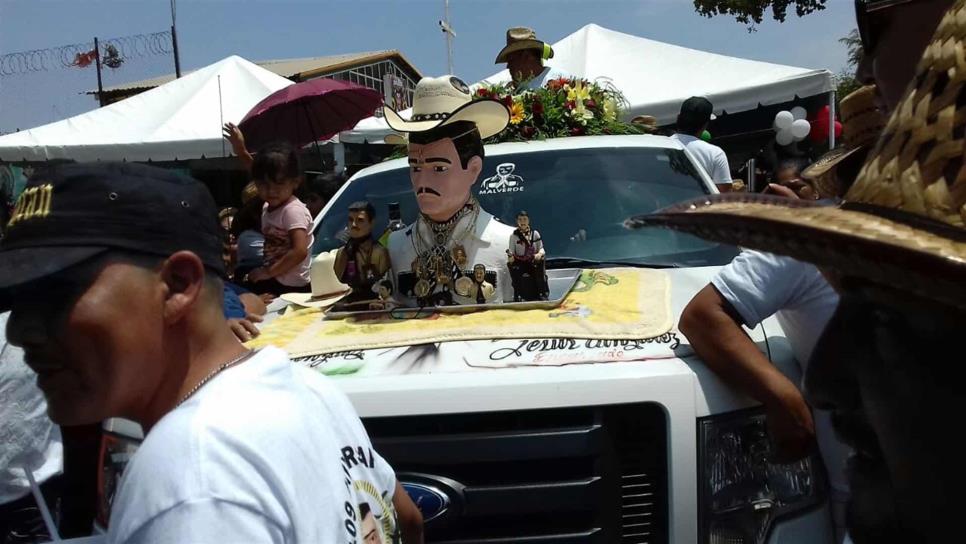 Con flores, regalos y música, fieles celebran a Malverde