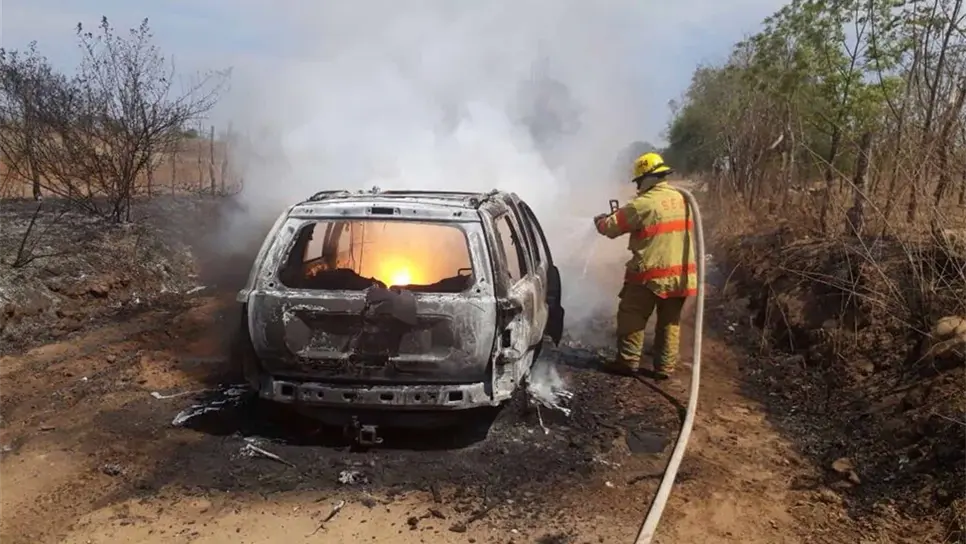 Se incendia camioneta en Guamúchil