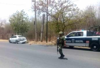 Abandonan vehículo chocado tras persecución