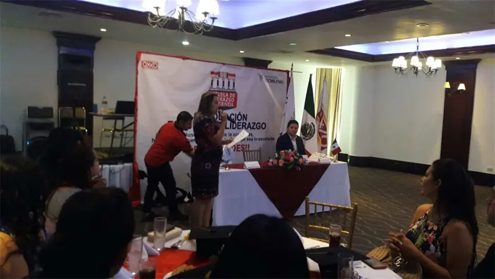 Se gradúa primera generación de la Escuela de Liderazgo de OXXO