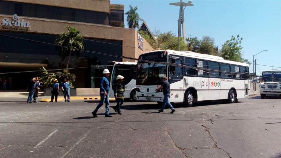 Tráiler derriba varios postes sobre la Obregón al sur de Culiacán