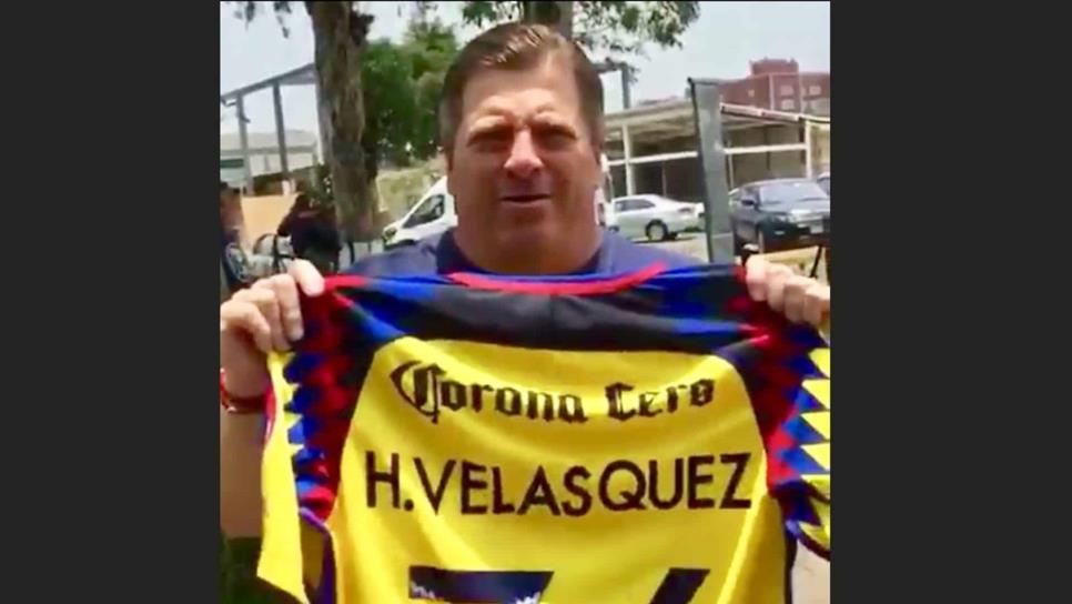 “Piojo” obsequia jersey del América a Héctor Velázquez con error en su apellido