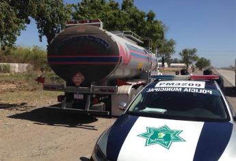 Cae poste y cables de alta tensión a una pipa con gasolina