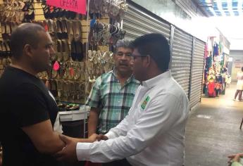 Arranca su campaña en el Mercado 030 el candidato Independiente