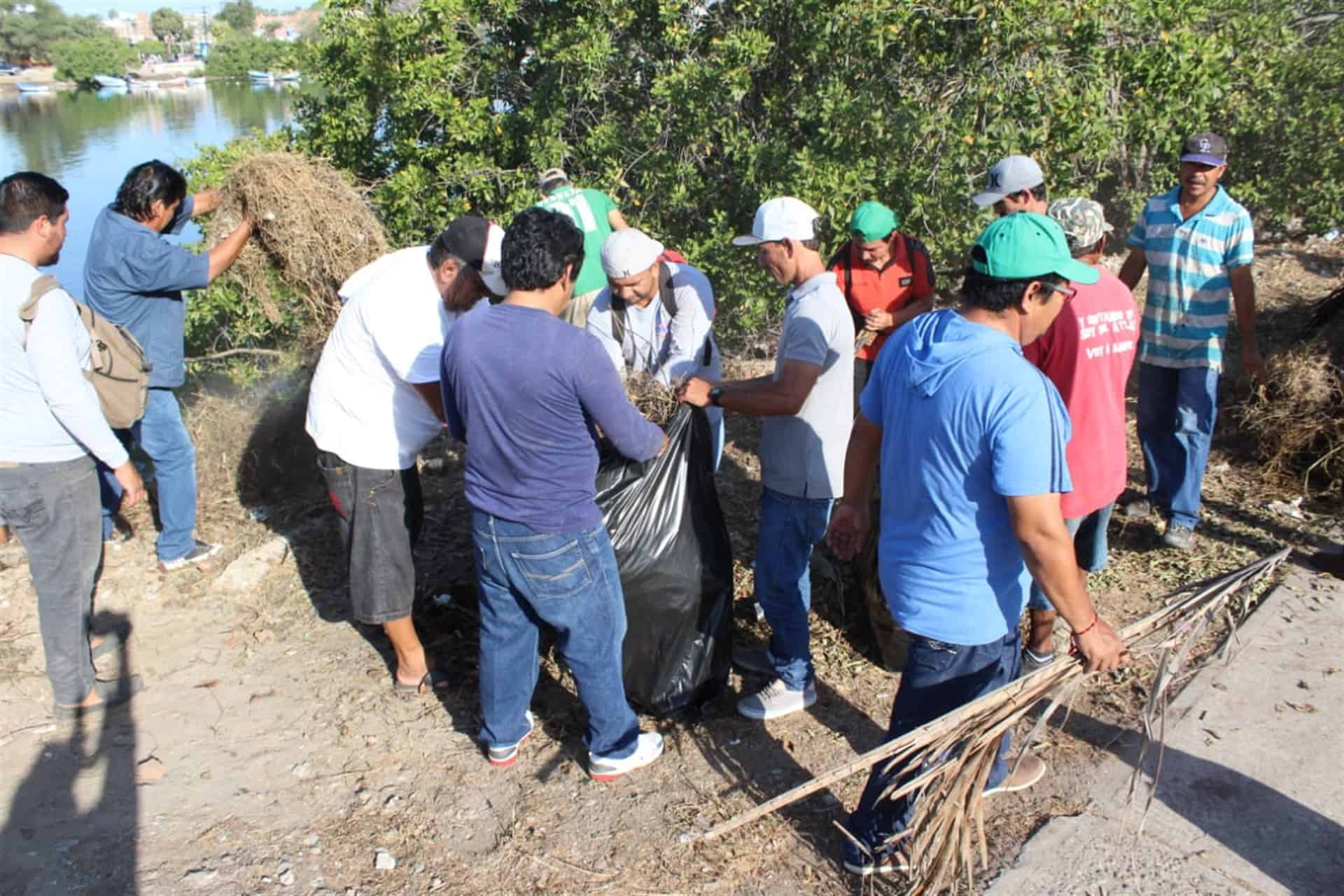 Limpian estero del Infiernillo con empleo temporal