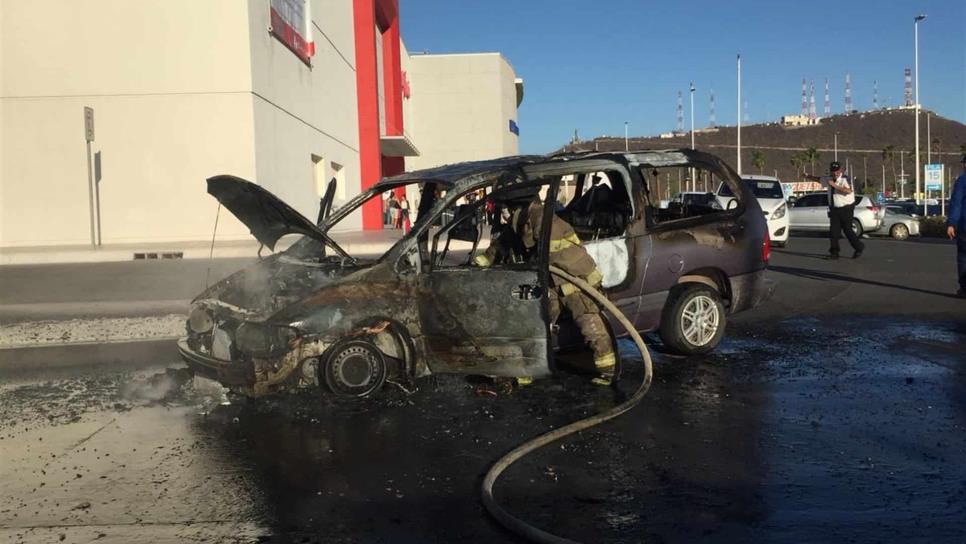 Vagoneta termina calcinada en plaza comercial