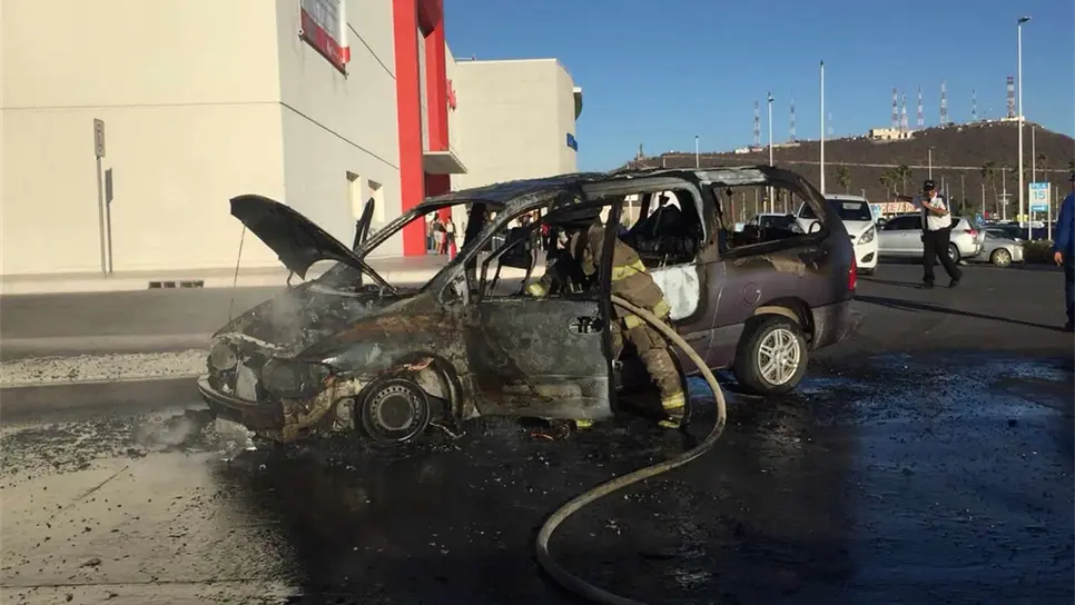 Vagoneta termina calcinada en plaza comercial