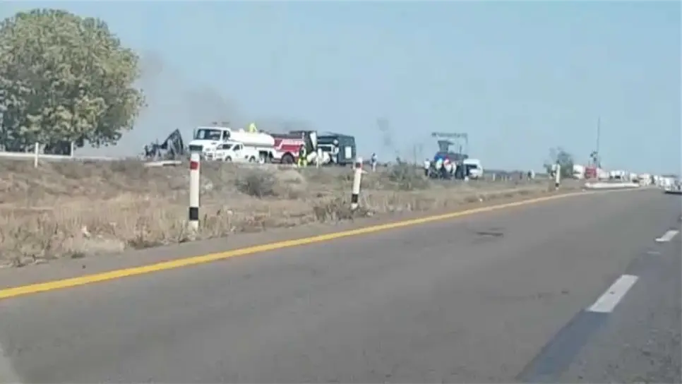 Tráiler se incendia tras choque sobre la Maxipista