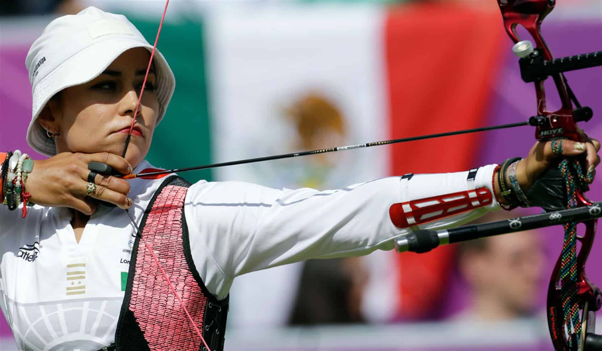 Aída Román avanza a tercera ronda en Mundial de Arquería