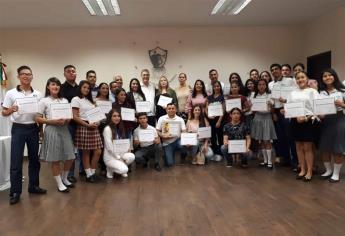 Estudiantes de excelencia desayunan con el Alcalde de Ahome