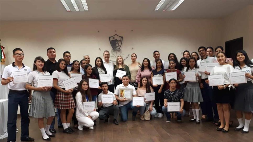 Estudiantes de excelencia desayunan con el Alcalde de Ahome