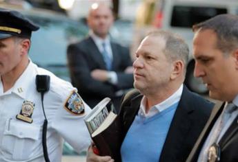 Harvey Weinstein se entrega a comisaría de NY