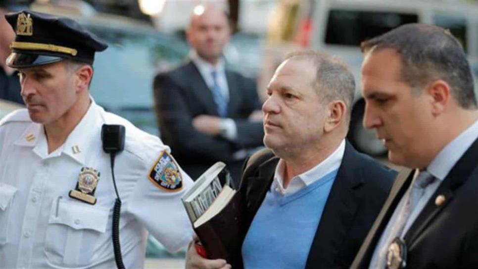 Harvey Weinstein se entrega a comisaría de NY