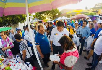 Cuén y Alejandro Higuera recorren tianguis en Mazatlán